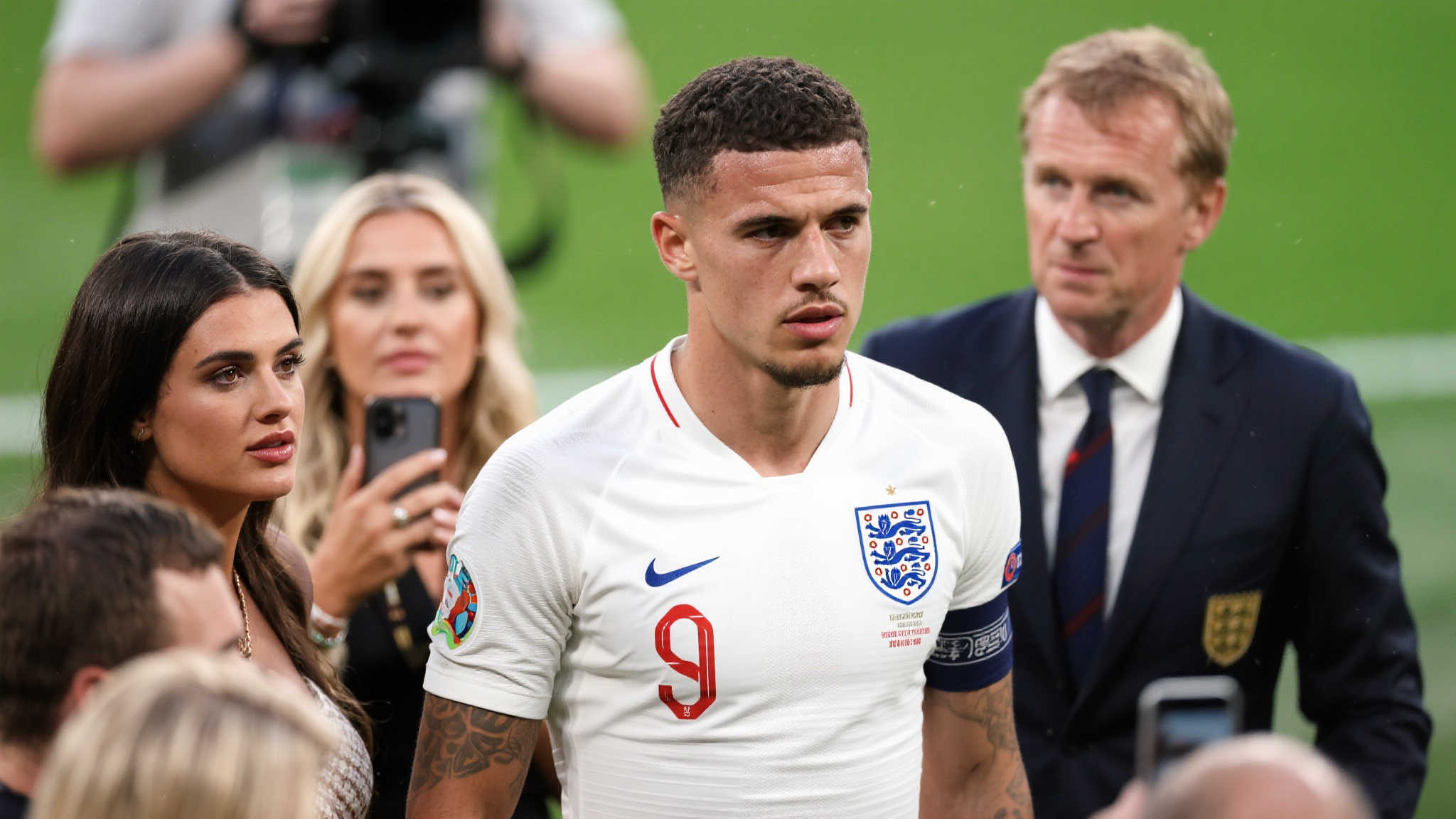 英格兰球员疑因出轨爱情岛女星，为弥补女友送豪车道歉